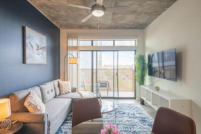 Alluring 2BD - DT - Gym, Pool, Parking - Sleeps 8
